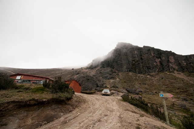 Refugio a 4600 metros y paredes donde están las vías.